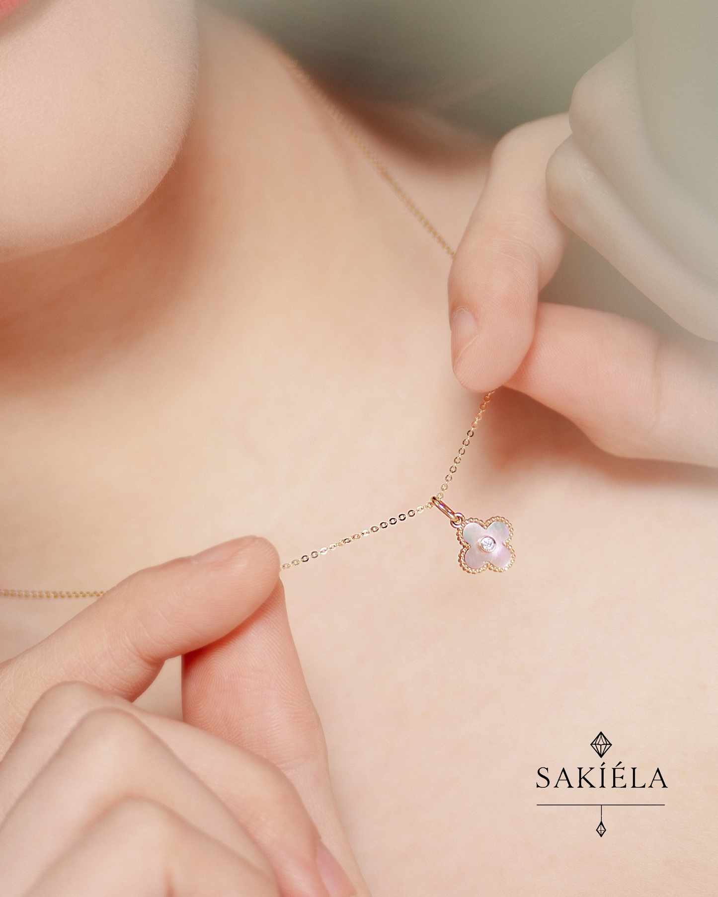 Clover Motif Reversible Necklace (Mother-of-Pearl)